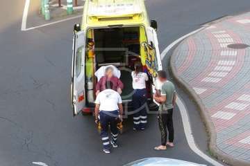 Un mujer evacuada en ambulancia tras sufrir una caída en San Juan (Foto TA)